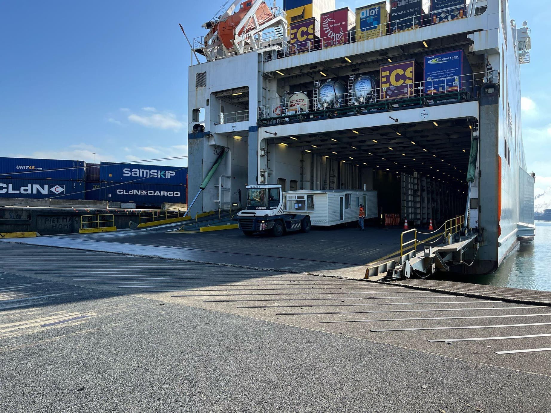 Camião a entrar no navio RO-RO pela rampa