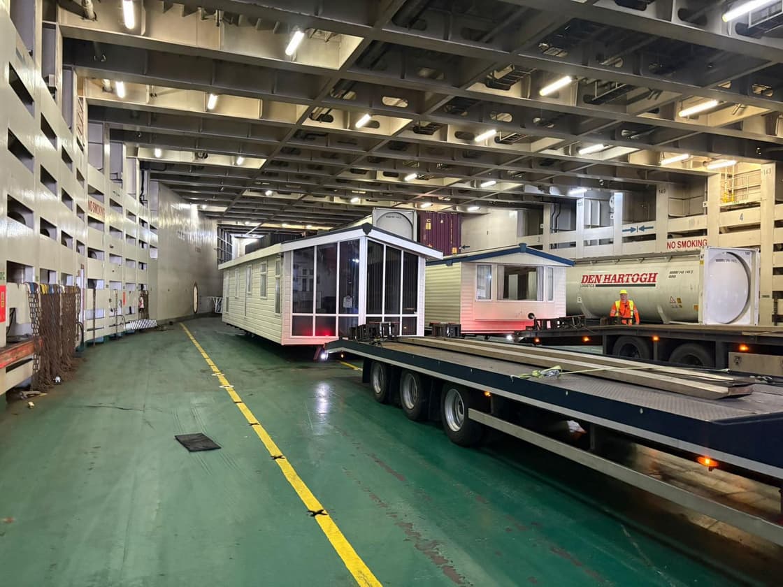 Navio RO-RO com mobile home a bordo